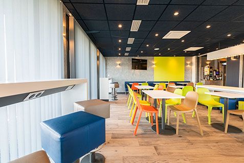 lounge de l'hotel rennes ibis budget